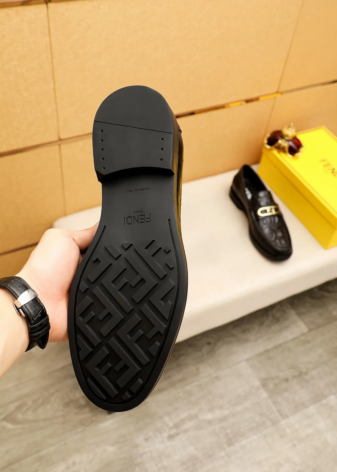 Men's shoes 💰460 💐 Product trademark: FENDI [Fendi] casual leather shoes Regular size: 38-44 (45.46🉑️customized) Product materials: Selected imported first-layer calfskin embossed upper + luxury hardware buckle, imported cow 🐂 lining. Strong three-dimensional visual effect, original outsole color: 1⃣️color optional